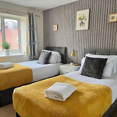 Lush House Close To Ashford Town Centre With Driveway Buitenkant foto