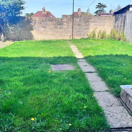 Lush House Close To Ashford Town Centre With Driveway Buitenkant foto