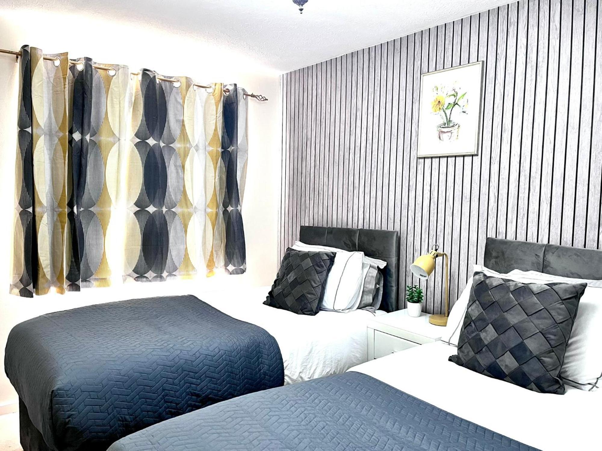 Lush House Close To Ashford Town Centre With Driveway Buitenkant foto