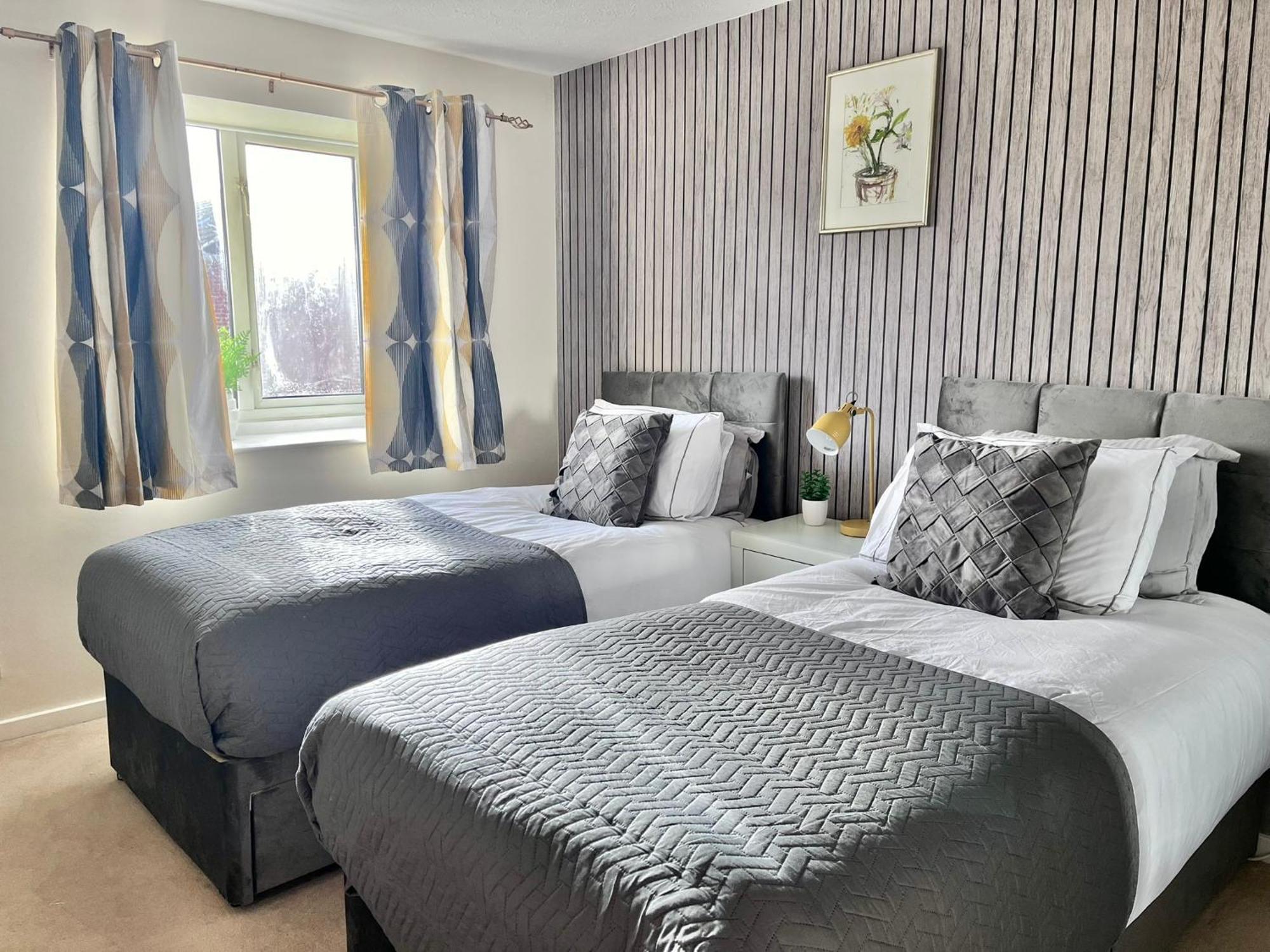 Lush House Close To Ashford Town Centre With Driveway Buitenkant foto