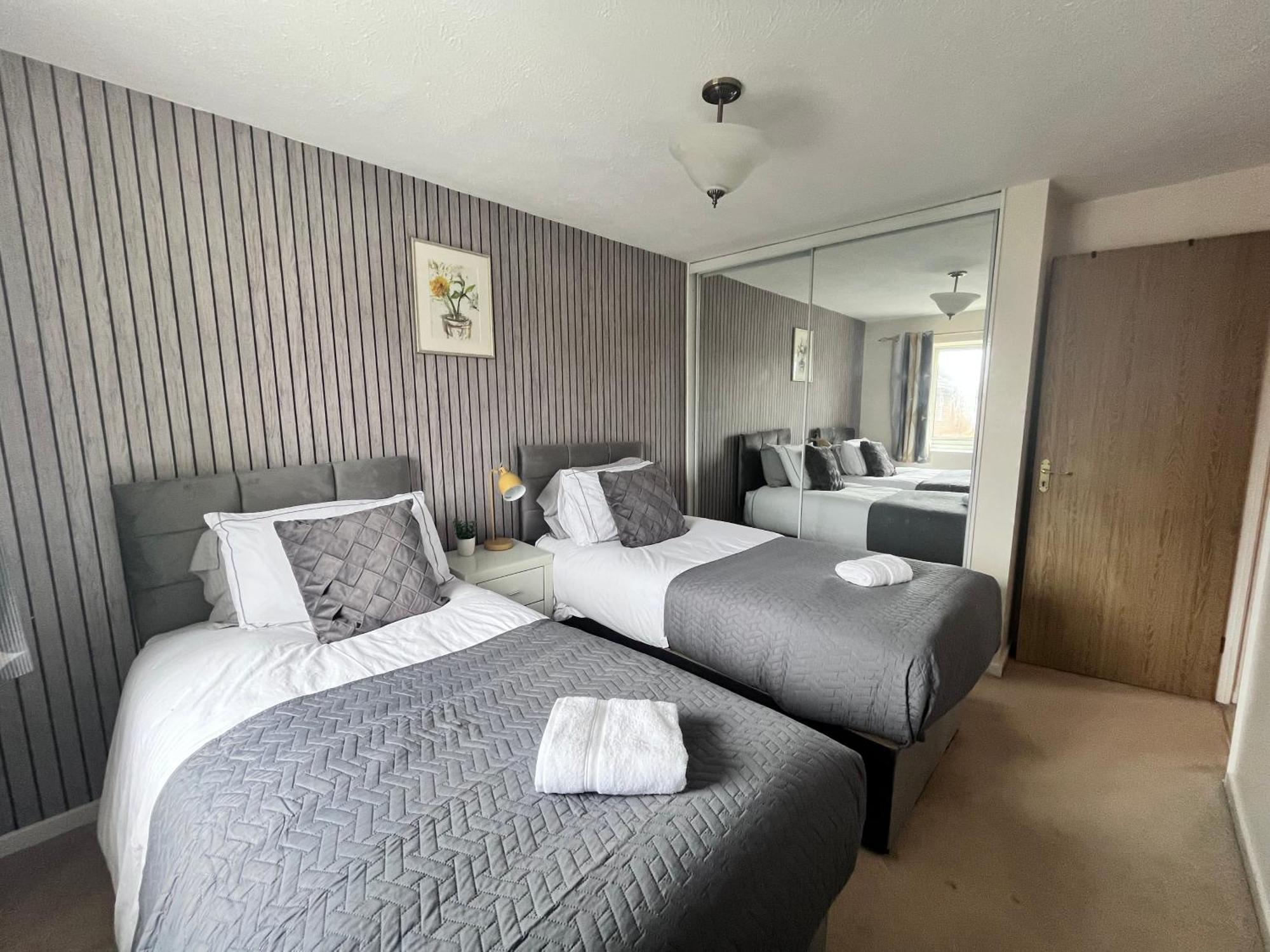 Lush House Close To Ashford Town Centre With Driveway Buitenkant foto