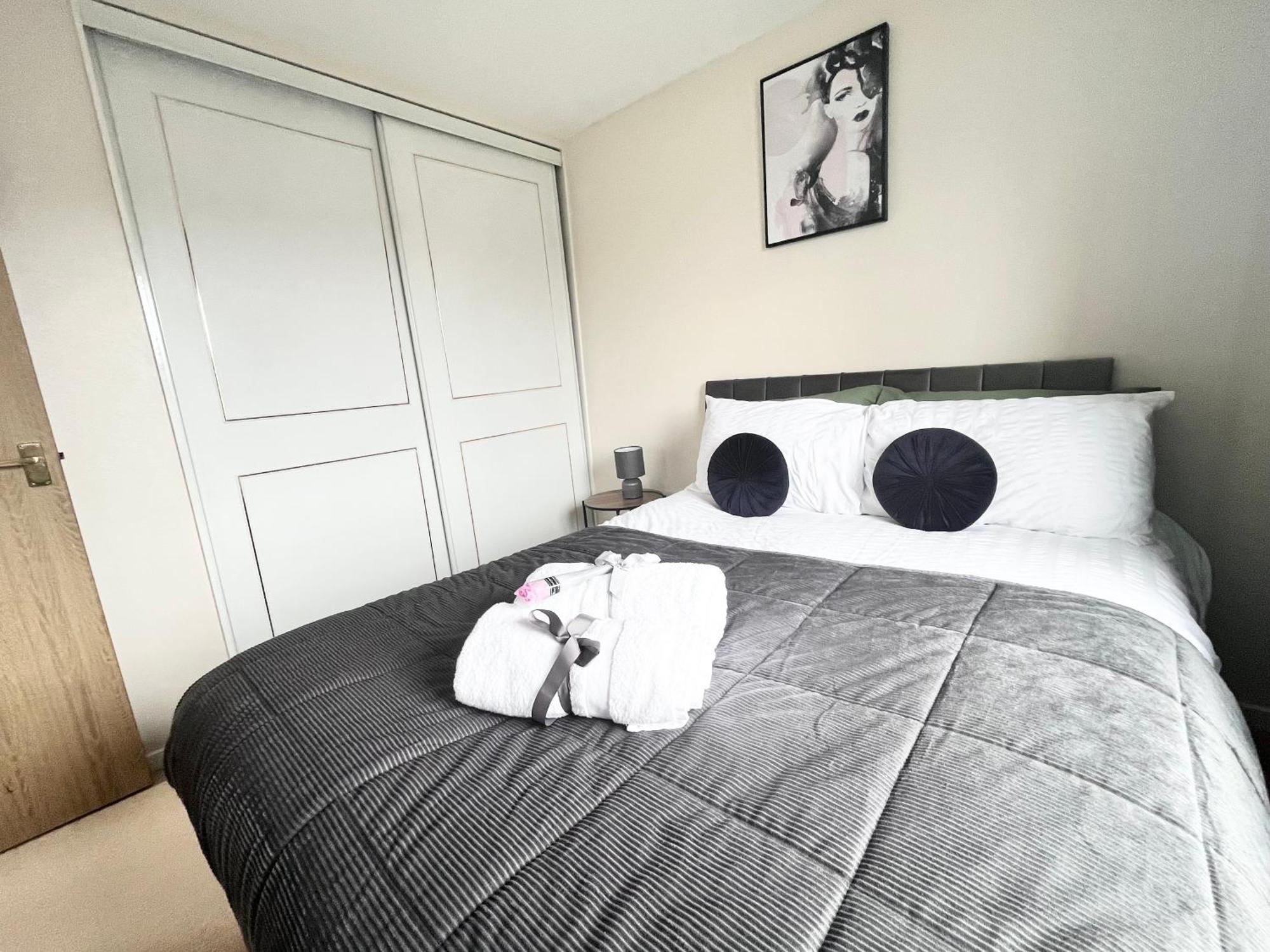 Lush House Close To Ashford Town Centre With Driveway Buitenkant foto