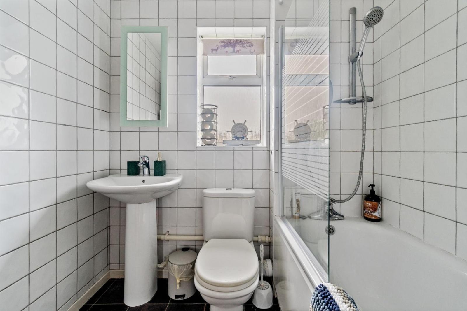 Lush House Close To Ashford Town Centre With Driveway Buitenkant foto
