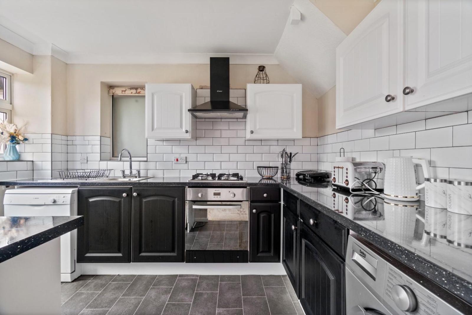 Lush House Close To Ashford Town Centre With Driveway Buitenkant foto