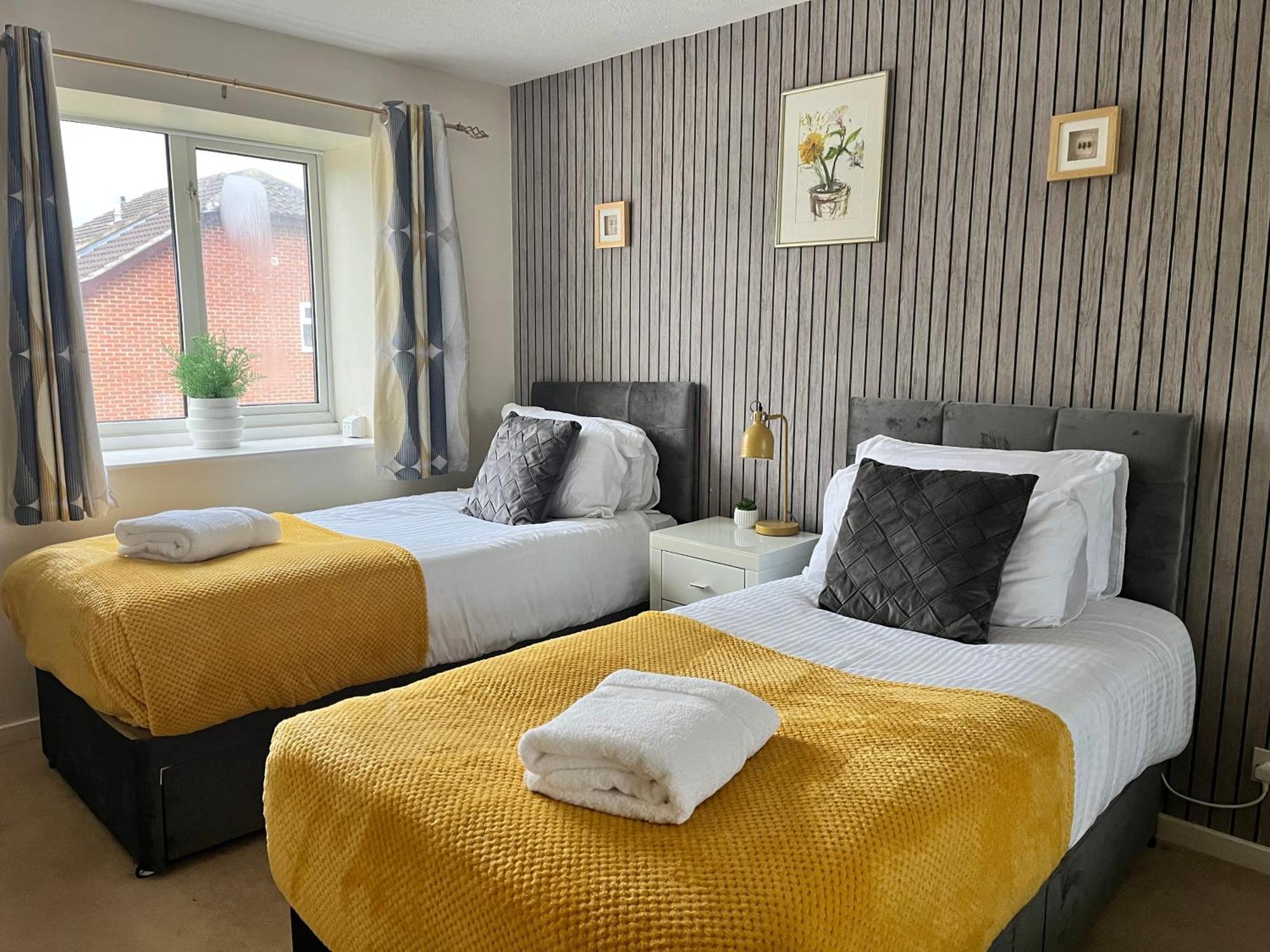 Lush House Close To Ashford Town Centre With Driveway Buitenkant foto